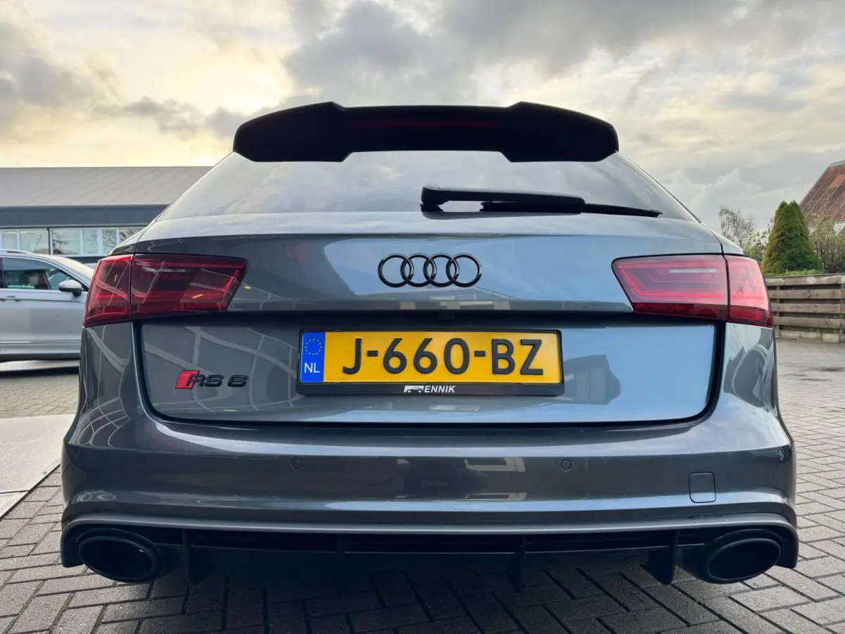 4.0 TFSI RS 6 quattro performance Pro Line Plus / Ceramic / Pano / Special Carbon / Milltek / Full Option. .
