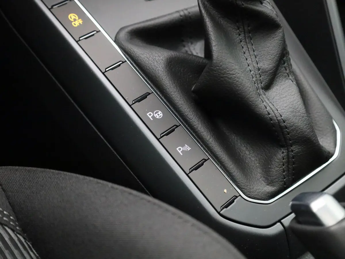 1.0 TSI R-Line Edition 95 PK | Automaat | Panoramadak | Stoelverwarming | Digitale Cockpit | 16 Inch | LED Matrix | Achteruitrijcamera