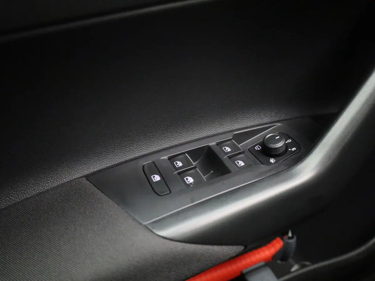1.0 TSI R-Line Edition 95 PK | Automaat | Panoramadak | Stoelverwarming | Digitale Cockpit | 16 Inch | LED Matrix | Achteruitrijcamera