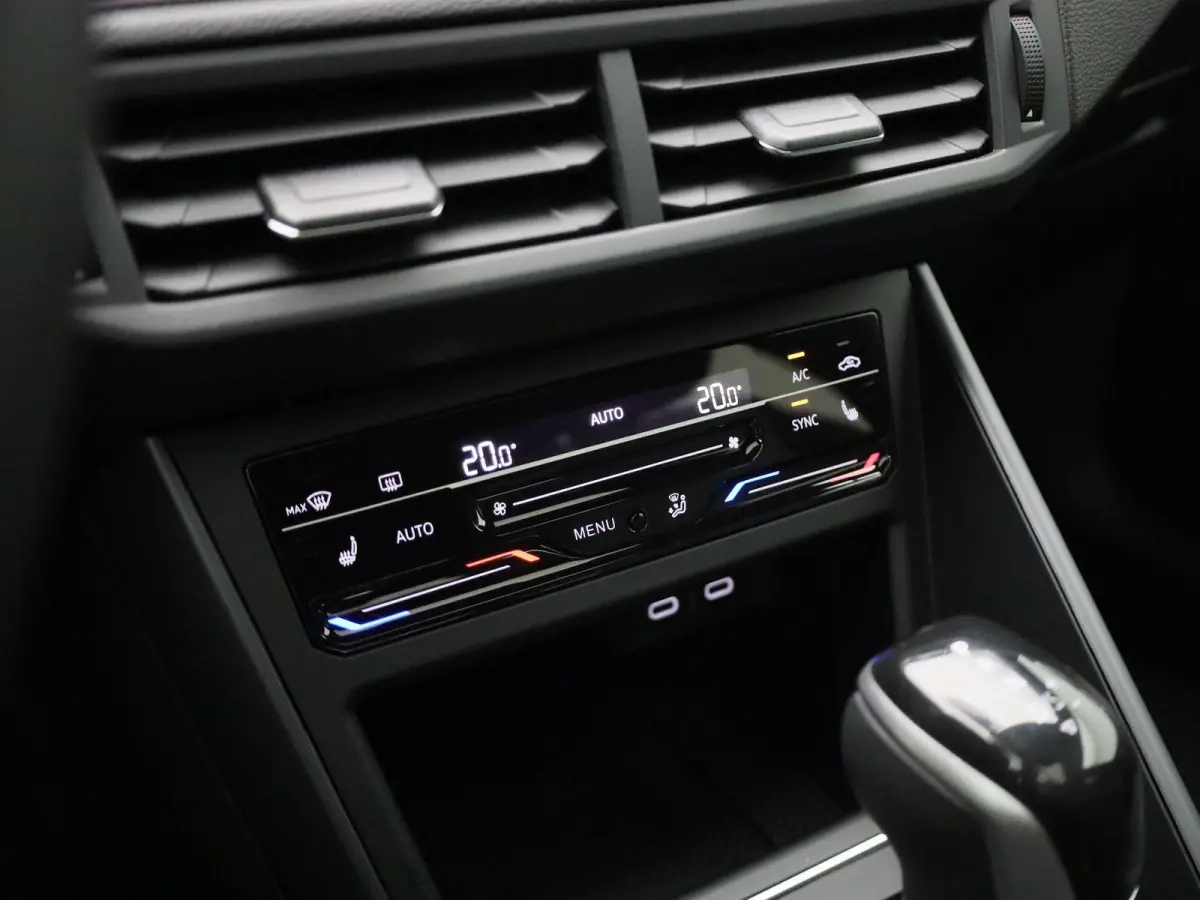 1.0 TSI R-Line Edition 95 PK | Automaat | Panoramadak | Stoelverwarming | Digitale Cockpit | 16 Inch | LED Matrix | Achteruitrijcamera