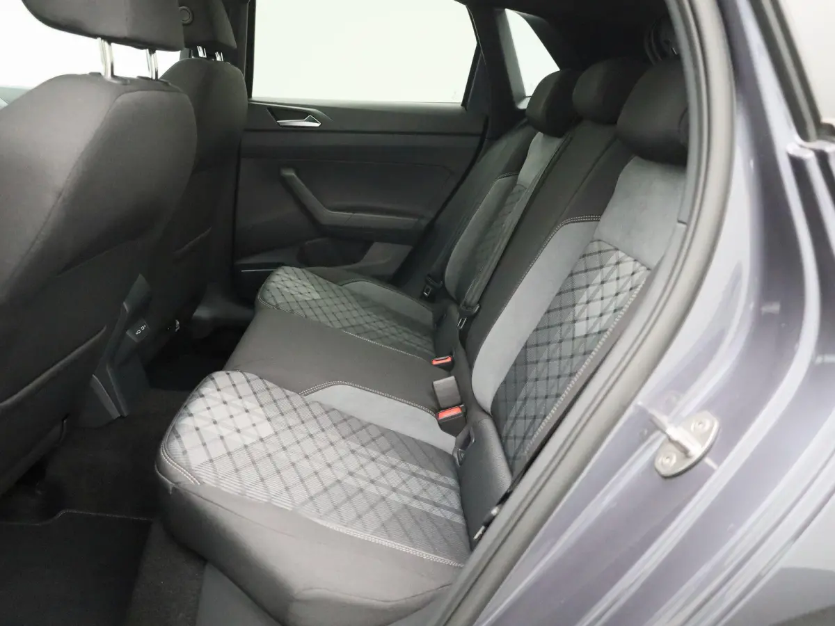 1.0 TSI R-Line Edition 95 PK | Automaat | Panoramadak | Stoelverwarming | Digitale Cockpit | 16 Inch | LED Matrix | Achteruitrijcamera
