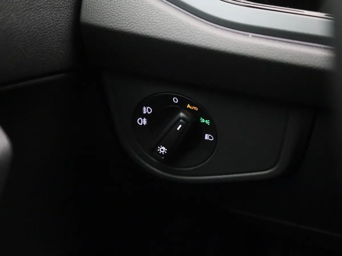1.0 TSI R-Line Edition 95 PK | Automaat | Panoramadak | Stoelverwarming | Digitale Cockpit | 16 Inch | LED Matrix | Achteruitrijcamera