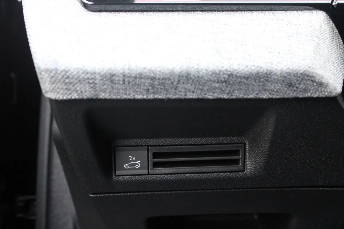 1.2 Hybrid 145PK GT | ELEKTRISCH BEDIENBARE ACHTERKLEP | NAVIGATIE | DRAADLOZE APPLE CARPLAY/ANDROID AUTO | SFEER VERLICHTING | ACHTERUITRIJ CAMERA | PARKEERSENSOREN VOOR EN ACHTER | FULL LE