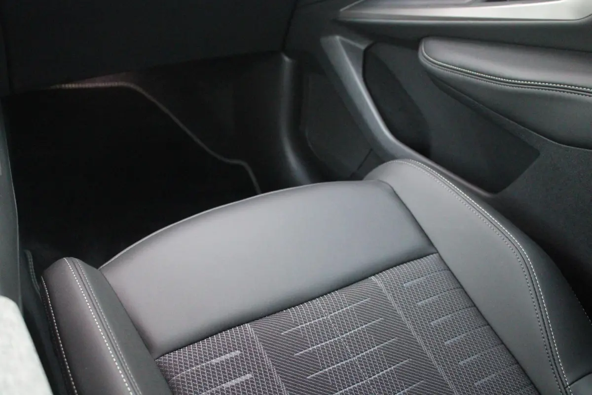 1.2 Hybrid 145PK GT | ELEKTRISCH BEDIENBARE ACHTERKLEP | NAVIGATIE | DRAADLOZE APPLE CARPLAY/ANDROID AUTO | SFEER VERLICHTING | ACHTERUITRIJ CAMERA | PARKEERSENSOREN VOOR EN ACHTER | FULL LE