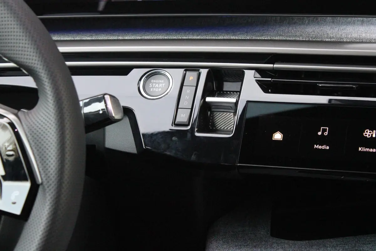 1.2 Hybrid 145PK GT | ELEKTRISCH BEDIENBARE ACHTERKLEP | NAVIGATIE | DRAADLOZE APPLE CARPLAY/ANDROID AUTO | SFEER VERLICHTING | ACHTERUITRIJ CAMERA | PARKEERSENSOREN VOOR EN ACHTER | FULL LE