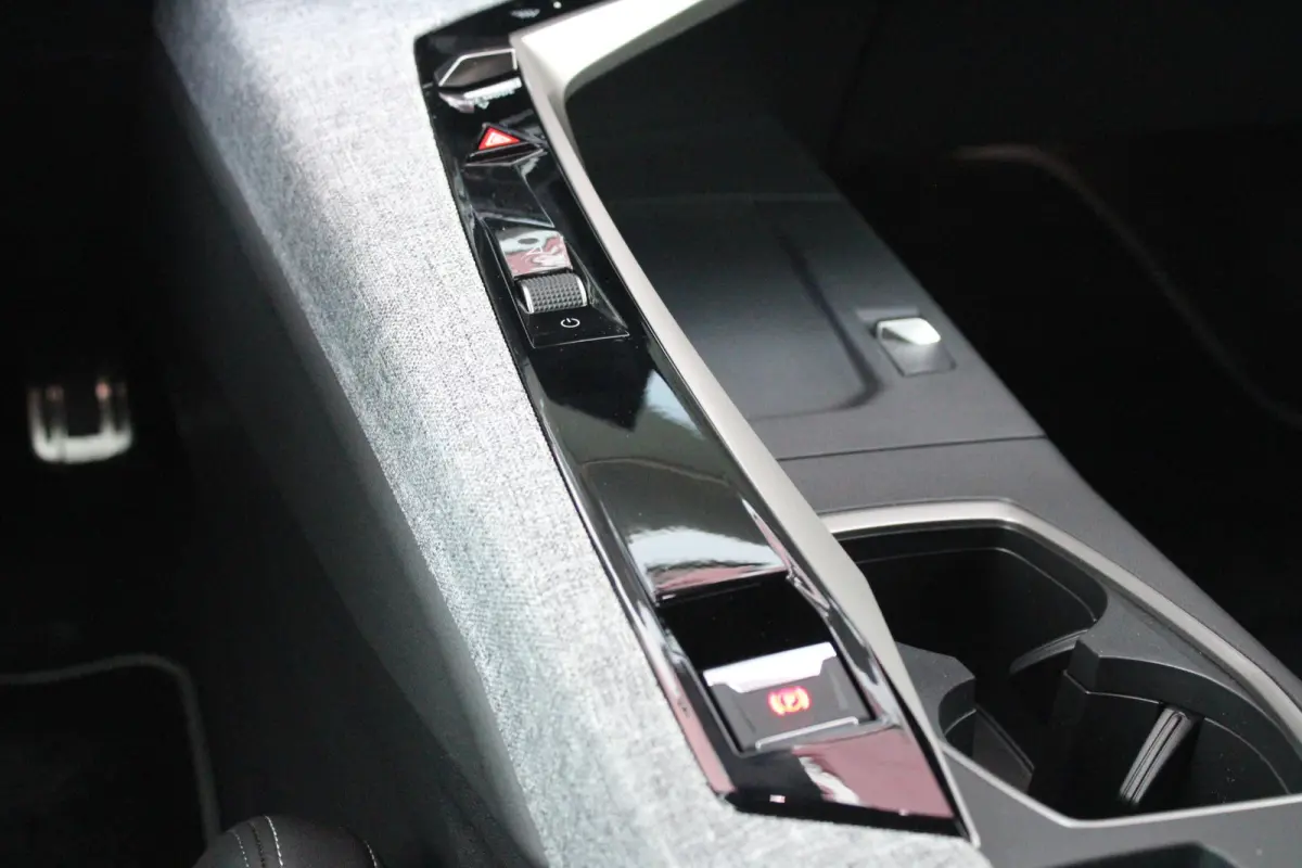 1.2 Hybrid 145PK GT | ELEKTRISCH BEDIENBARE ACHTERKLEP | NAVIGATIE | DRAADLOZE APPLE CARPLAY/ANDROID AUTO | SFEER VERLICHTING | ACHTERUITRIJ CAMERA | PARKEERSENSOREN VOOR EN ACHTER | FULL LE
