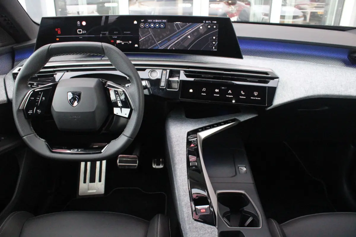 1.2 Hybrid 145PK GT | ELEKTRISCH BEDIENBARE ACHTERKLEP | NAVIGATIE | DRAADLOZE APPLE CARPLAY/ANDROID AUTO | SFEER VERLICHTING | ACHTERUITRIJ CAMERA | PARKEERSENSOREN VOOR EN ACHTER | FULL LE