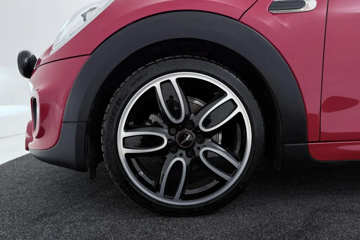 Mini 1.5 Chili Serious Business | Org NL | JCW Pakket | Sportstoelen | Navigatie | LED | Cruise Control |