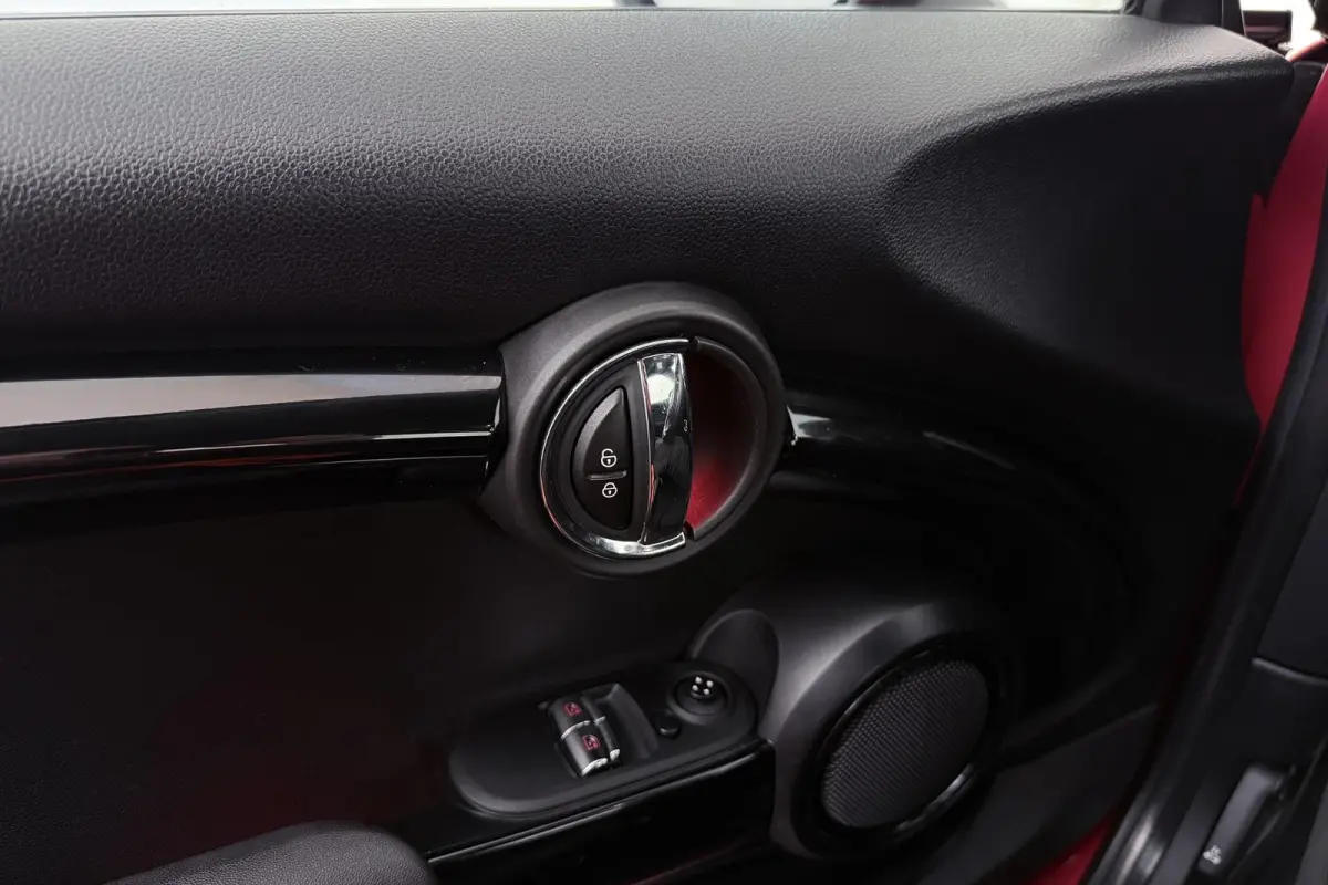 Mini 1.5 Chili Serious Business | Org NL | JCW Pakket | Sportstoelen | Navigatie | LED | Cruise Control |