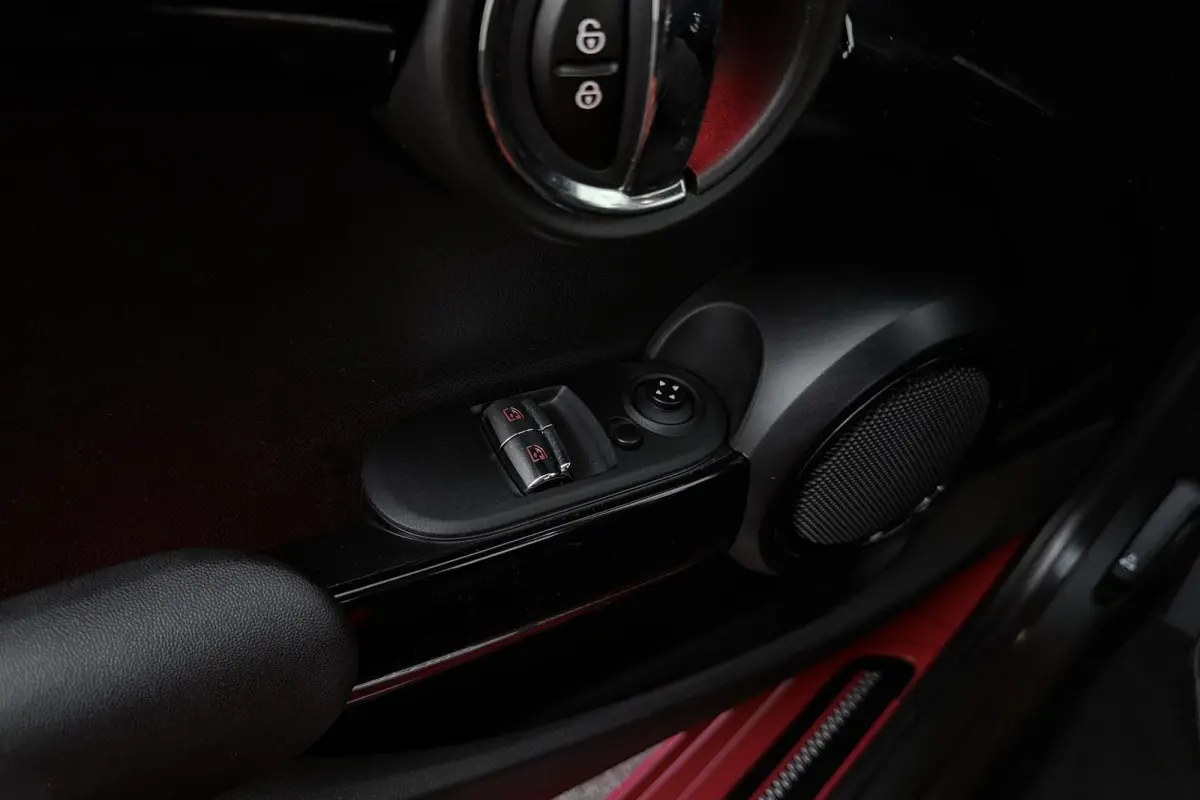 Mini 1.5 Chili Serious Business | Org NL | JCW Pakket | Sportstoelen | Navigatie | LED | Cruise Control |