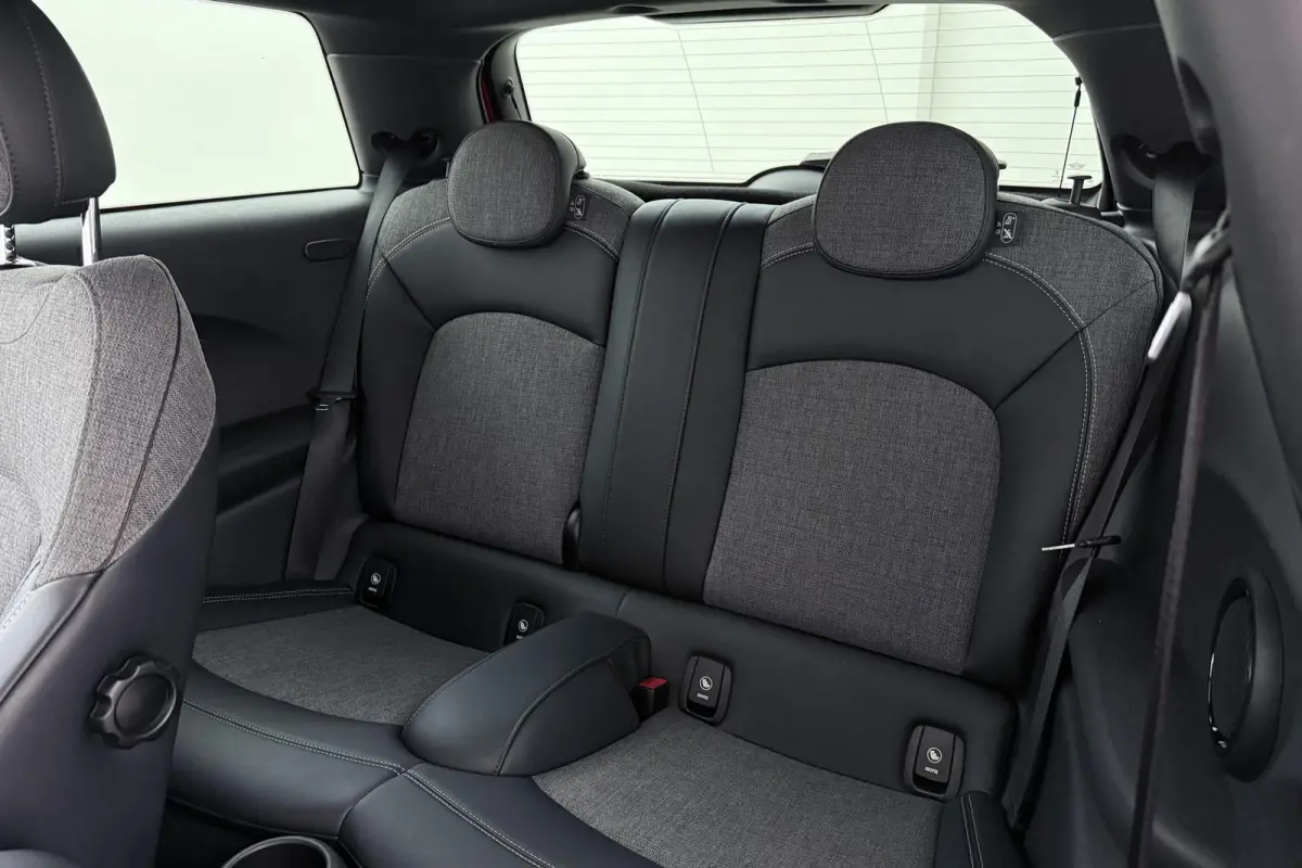 Mini 1.5 Chili Serious Business | Org NL | JCW Pakket | Sportstoelen | Navigatie | LED | Cruise Control |