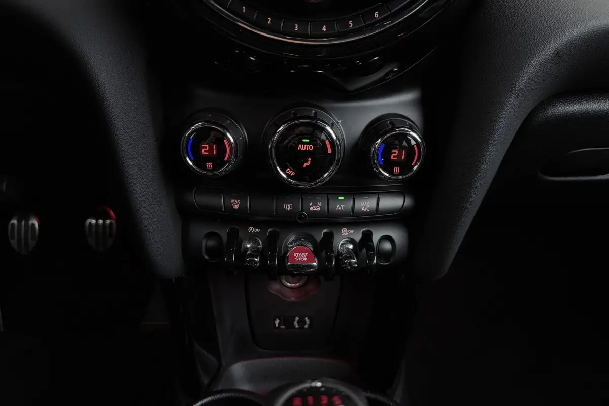 Mini 1.5 Chili Serious Business | Org NL | JCW Pakket | Sportstoelen | Navigatie | LED | Cruise Control |