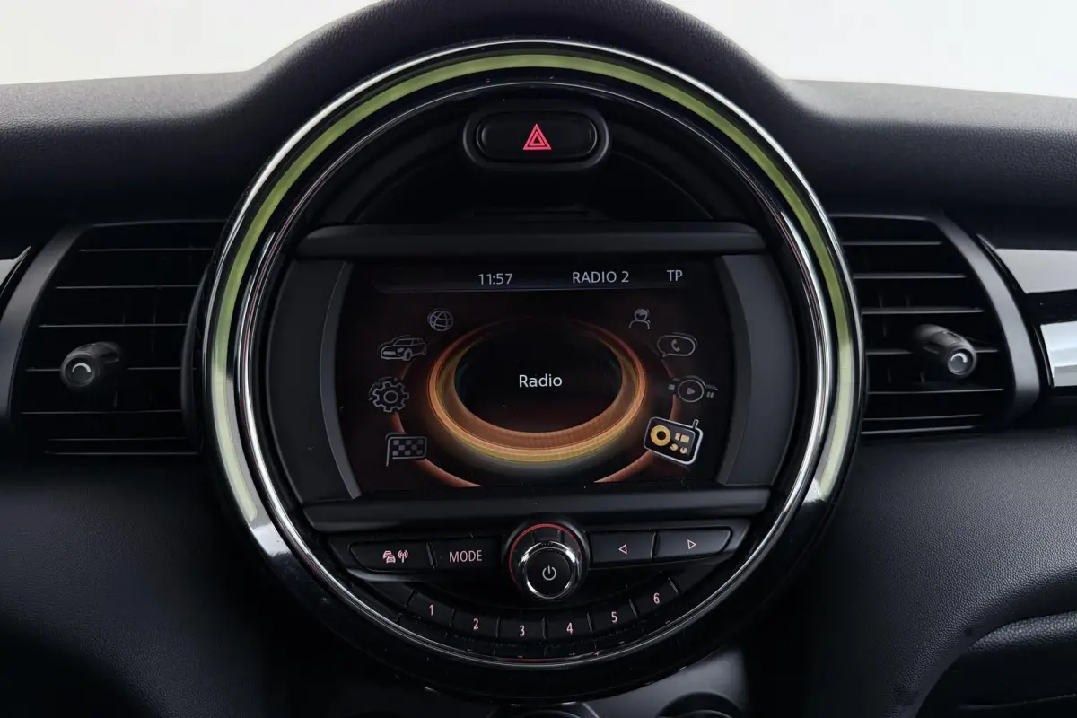 Mini 1.5 Chili Serious Business | Org NL | JCW Pakket | Sportstoelen | Navigatie | LED | Cruise Control |