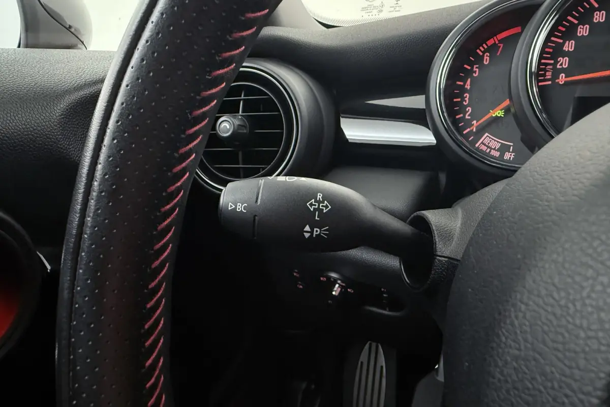 Mini 1.5 Chili Serious Business | Org NL | JCW Pakket | Sportstoelen | Navigatie | LED | Cruise Control |