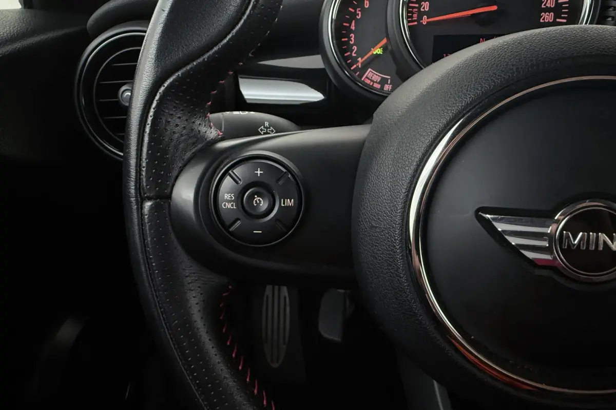 Mini 1.5 Chili Serious Business | Org NL | JCW Pakket | Sportstoelen | Navigatie | LED | Cruise Control |