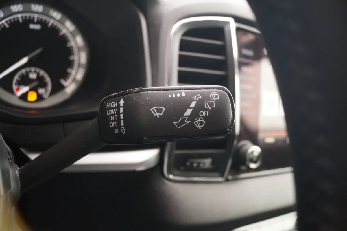 1.0 TSI Business Edition Plus -LED-ECC-CAM-NAVI-