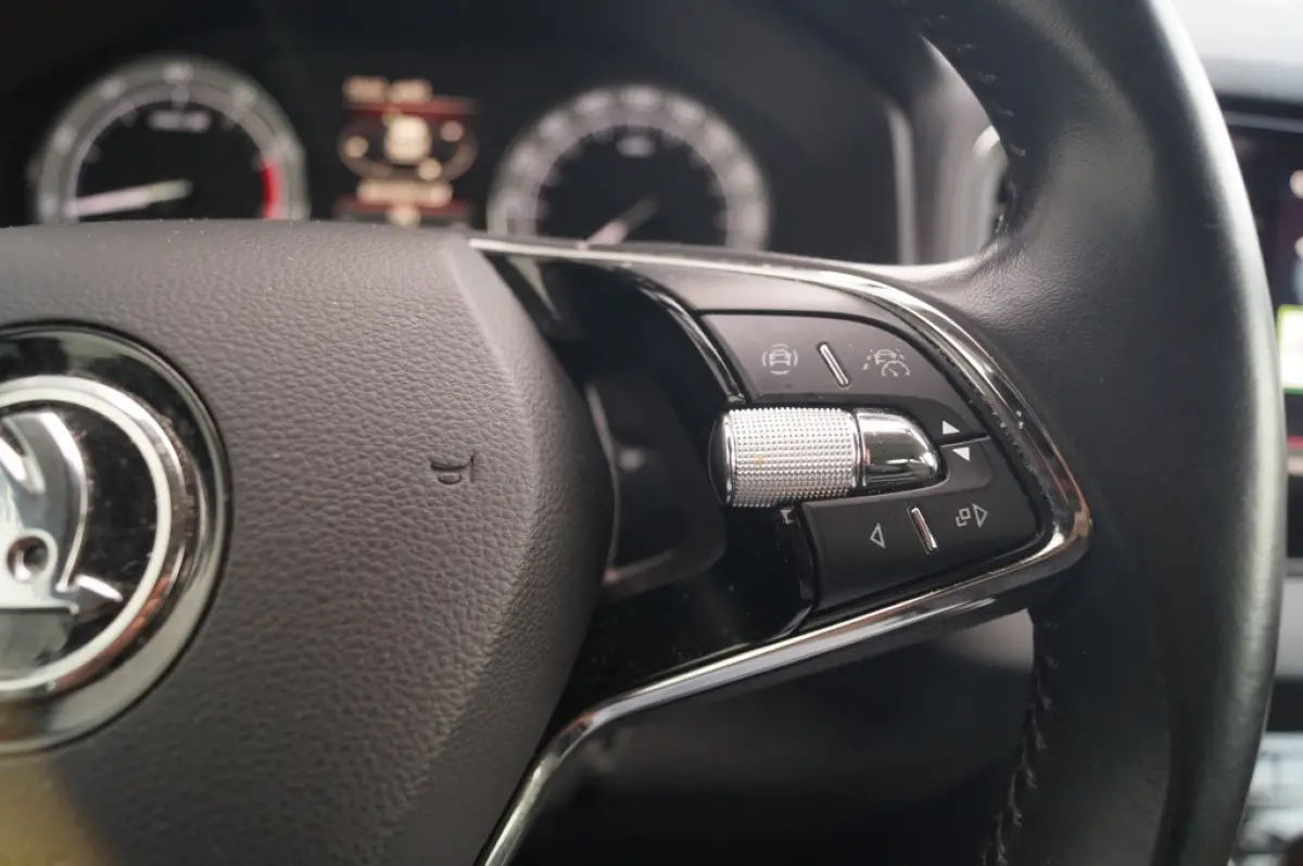 1.0 TSI Business Edition Plus -LED-ECC-CAM-NAVI-
