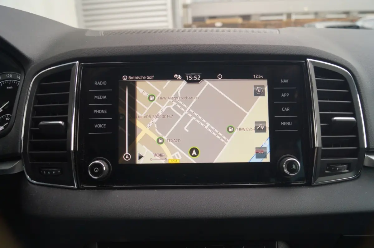 1.0 TSI Business Edition Plus -LED-ECC-CAM-NAVI-