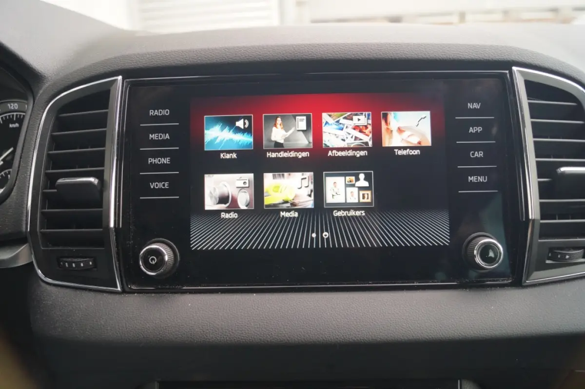 1.0 TSI Business Edition Plus -LED-ECC-CAM-NAVI-