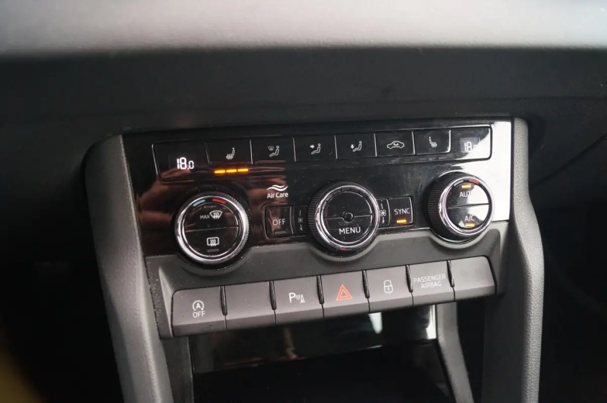 1.0 TSI Business Edition Plus -LED-ECC-CAM-NAVI-