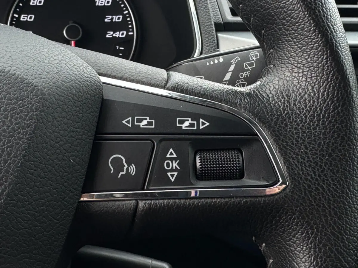 1.0 TSI Style PDC VOOR & ACHTER / STOELVERWARMING / BLUETOOTH / ELEKTR. INKLAPB SPIEGELS