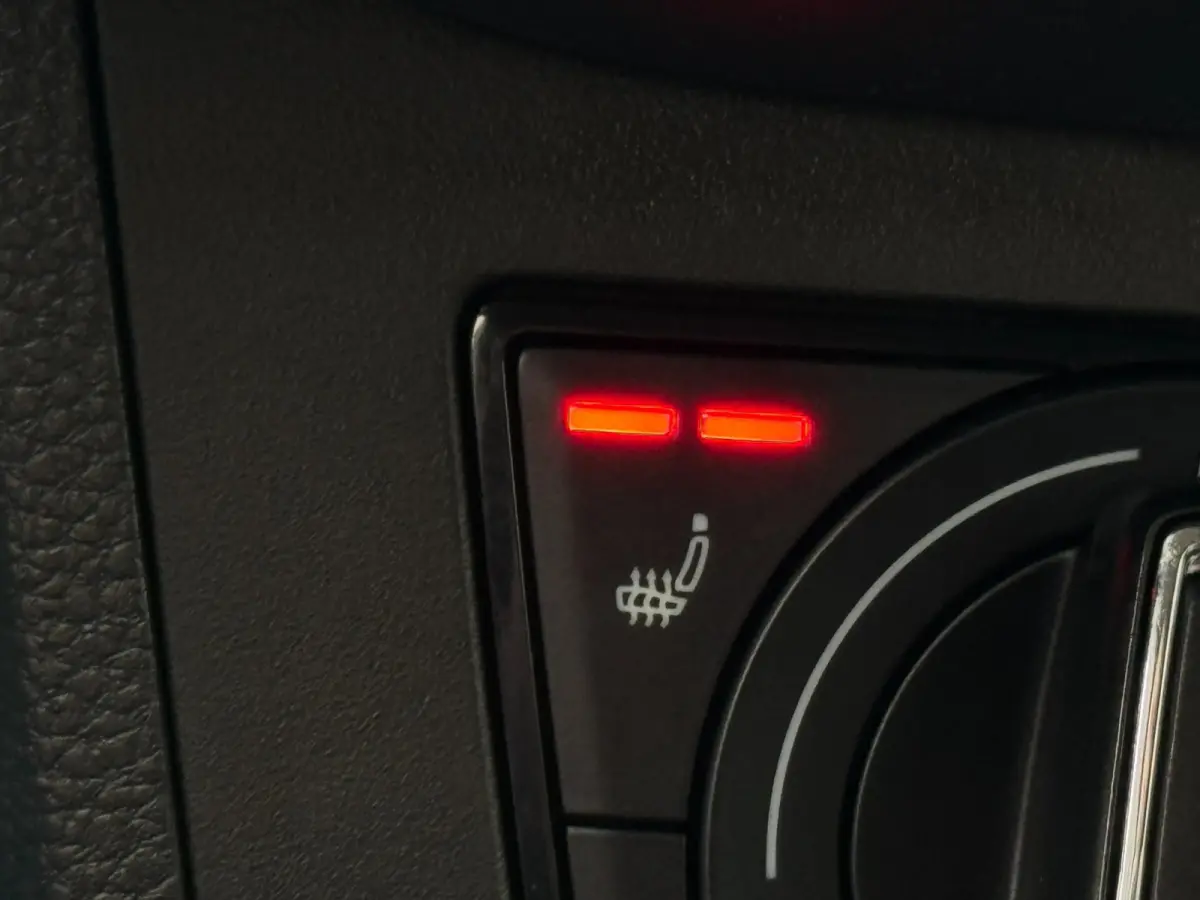 1.0 TSI Style PDC VOOR & ACHTER / STOELVERWARMING / BLUETOOTH / ELEKTR. INKLAPB SPIEGELS
