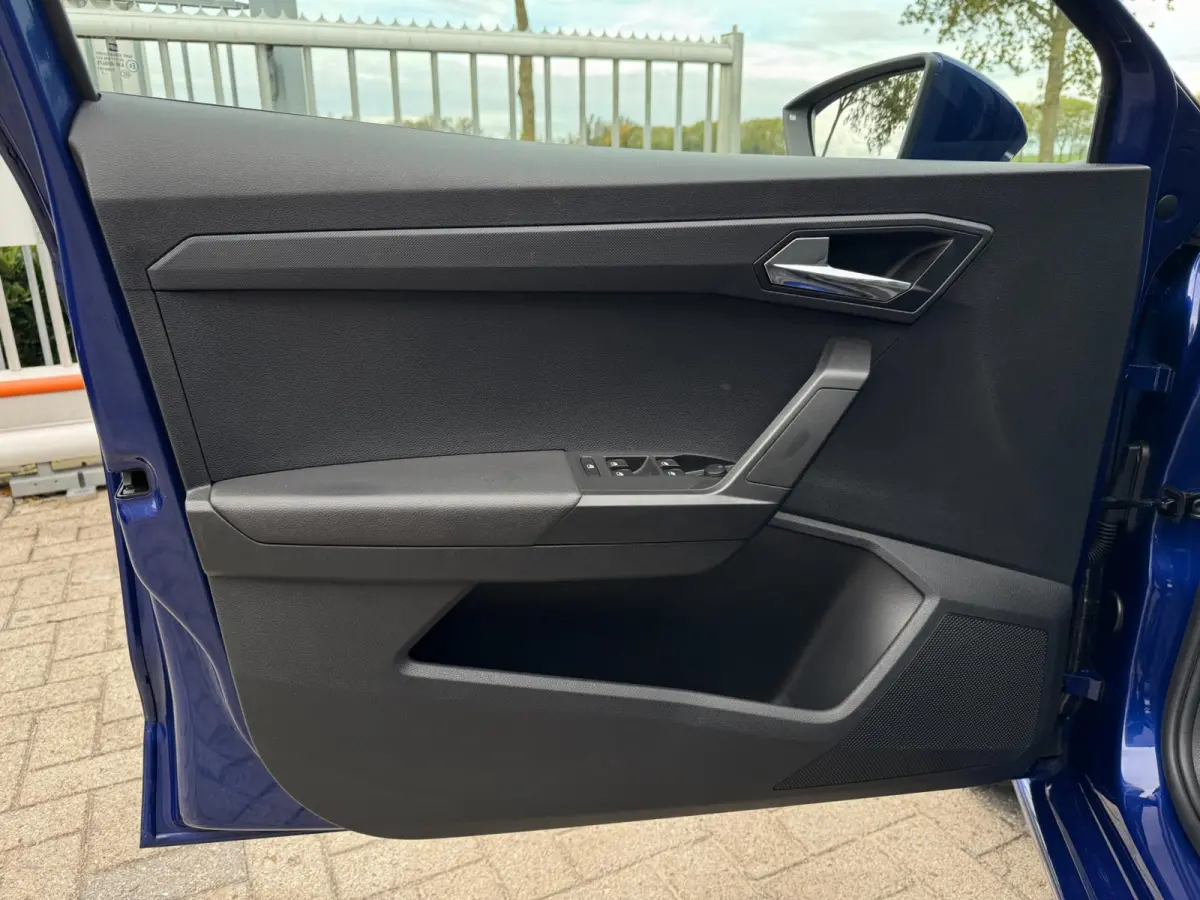 1.0 TSI Style PDC VOOR & ACHTER / STOELVERWARMING / BLUETOOTH / ELEKTR. INKLAPB SPIEGELS