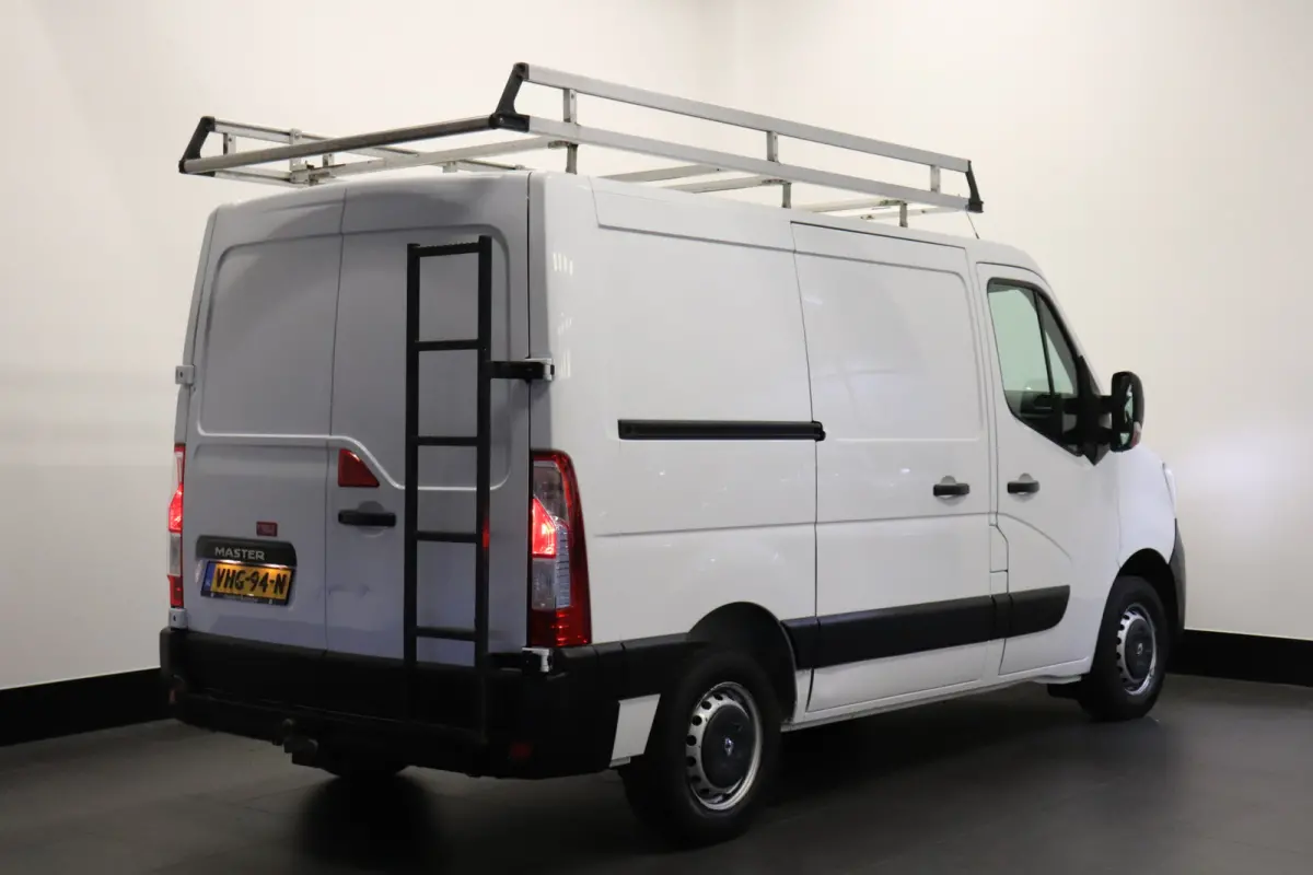 2.3 dCi 136PK EURO 6 - Airco - Cruise - Trekhaak - € 13.900,- Excl.
