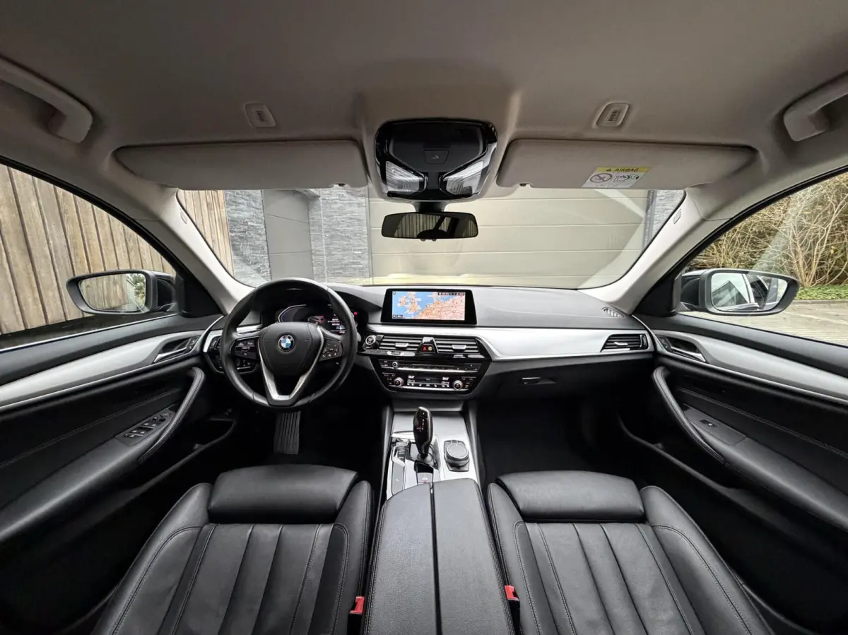 520i High Executive Automaat | Apple CarPlay | Leren bekleding | Stoelverwarming | LED verlichting | Comfortstoelen met memory-functie | Draadloze telefoonlader | Achteruitrijcamera