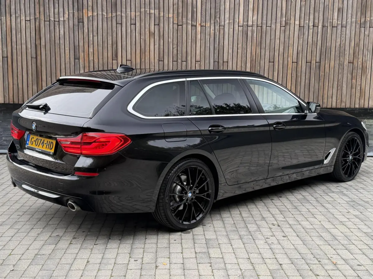 520i High Executive Automaat | Apple CarPlay | Leren bekleding | Stoelverwarming | LED verlichting | Comfortstoelen met memory-functie | Draadloze telefoonlader | Achteruitrijcamera