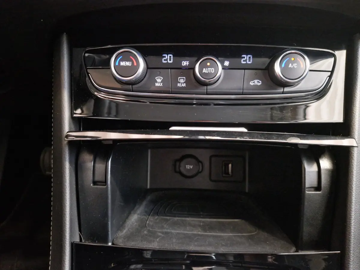 1.6 Turbo Plug-In Hybrid Business Elegance | 225PK | SOH 90,5% | Navigatie | Parkeersensoren voor en achter | Apple CarPlay / Android Auto |