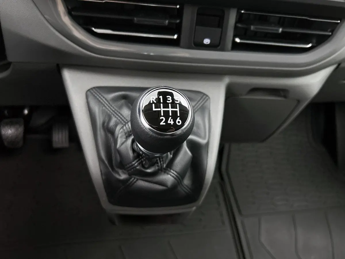 2.0 TDI L1H1 Life 110 PK | Airco | Multifunctioneel Stuurwiel | Achteruitrijcamera | Cruise Control | Apple/Android Carplay | Elektrisch Verstelbare Spiegels | Trekhaak | Parkeersensoren Voo