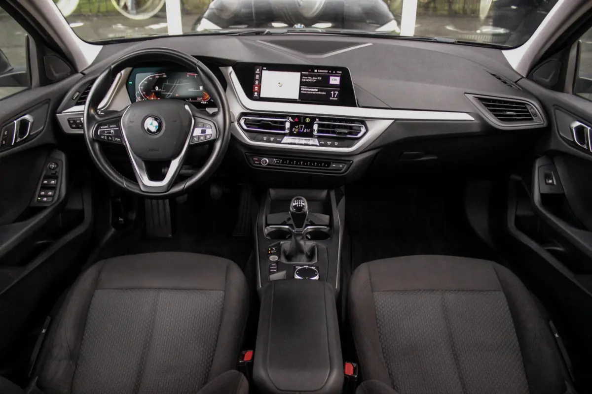 116d F40 Executive Edition | 1e eigenaar | NL Auto | HiFi audio | DAB | LED | Apple Carplay | Rijstrooksensor | Cruise control | Climate control | Sportstuur | Active Guard Plus