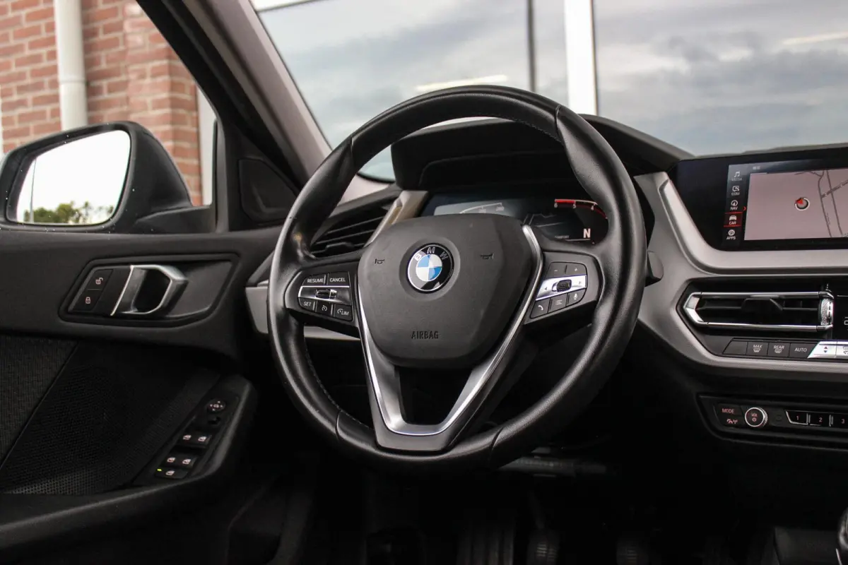 116d F40 Executive Edition | 1e eigenaar | NL Auto | HiFi audio | DAB | LED | Apple Carplay | Rijstrooksensor | Cruise control | Climate control | Sportstuur | Active Guard Plus