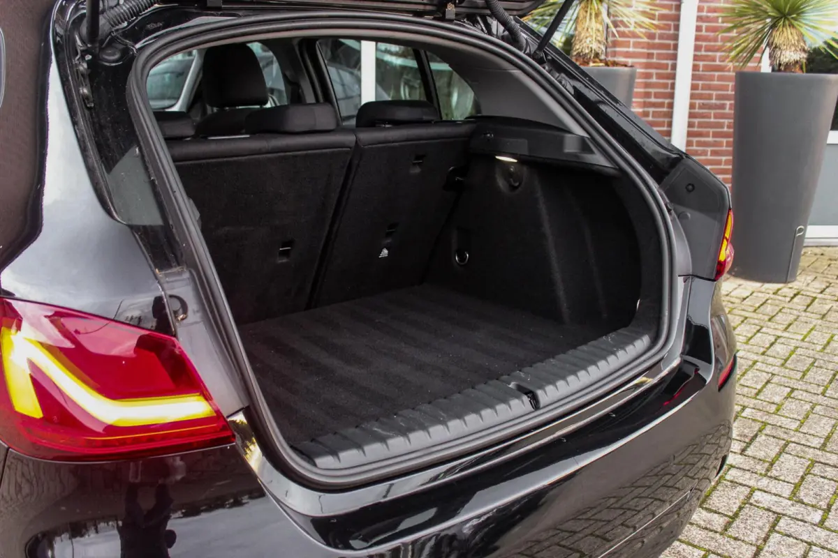 116d F40 Executive Edition | 1e eigenaar | NL Auto | HiFi audio | DAB | LED | Apple Carplay | Rijstrooksensor | Cruise control | Climate control | Sportstuur | Active Guard Plus