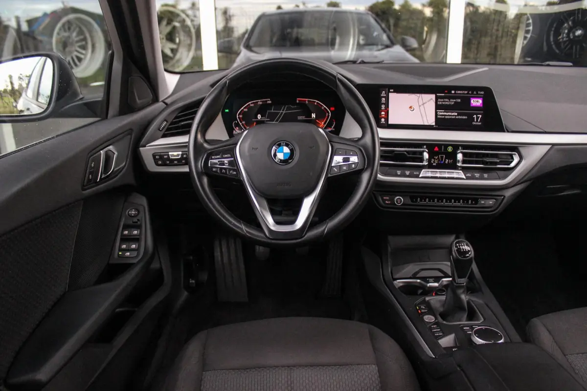 116d F40 Executive Edition | 1e eigenaar | NL Auto | HiFi audio | DAB | LED | Apple Carplay | Rijstrooksensor | Cruise control | Climate control | Sportstuur | Active Guard Plus