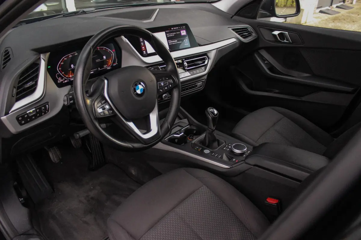 116d F40 Executive Edition | 1e eigenaar | NL Auto | HiFi audio | DAB | LED | Apple Carplay | Rijstrooksensor | Cruise control | Climate control | Sportstuur | Active Guard Plus