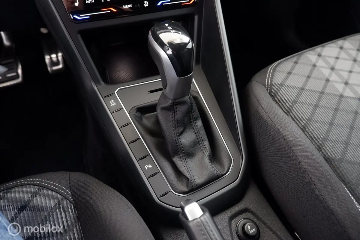 1.0 TSI Automaat R-Line stoelverw.|cam|virtueelcockpit|applecarplay|95pk|acc|lmv17