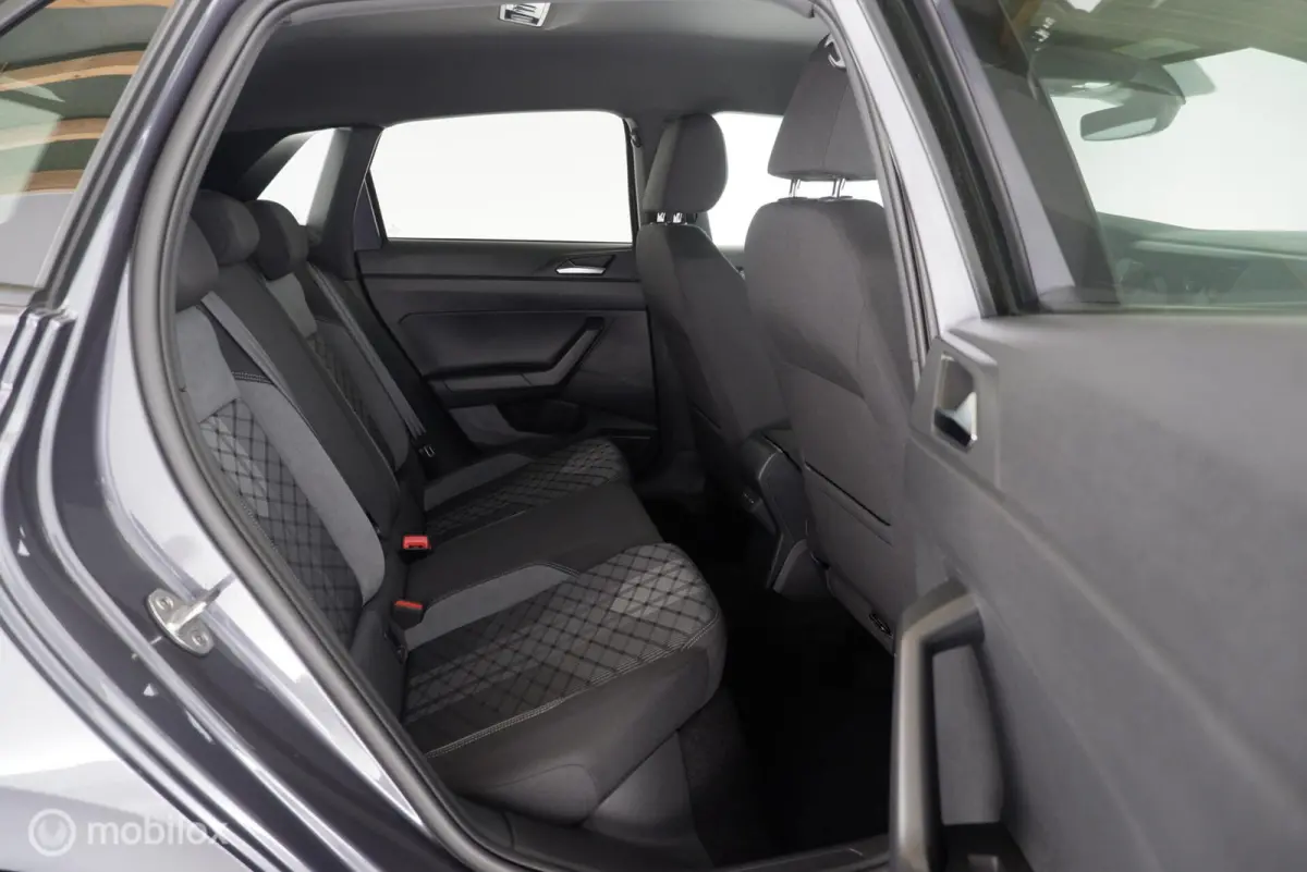 1.0 TSI Automaat R-Line stoelverw.|cam|virtueelcockpit|applecarplay|95pk|acc|lmv17