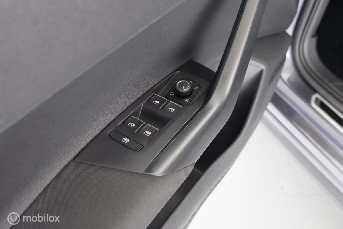 1.0 TSI Automaat R-Line stoelverw.|cam|virtueelcockpit|applecarplay|95pk|acc|lmv17