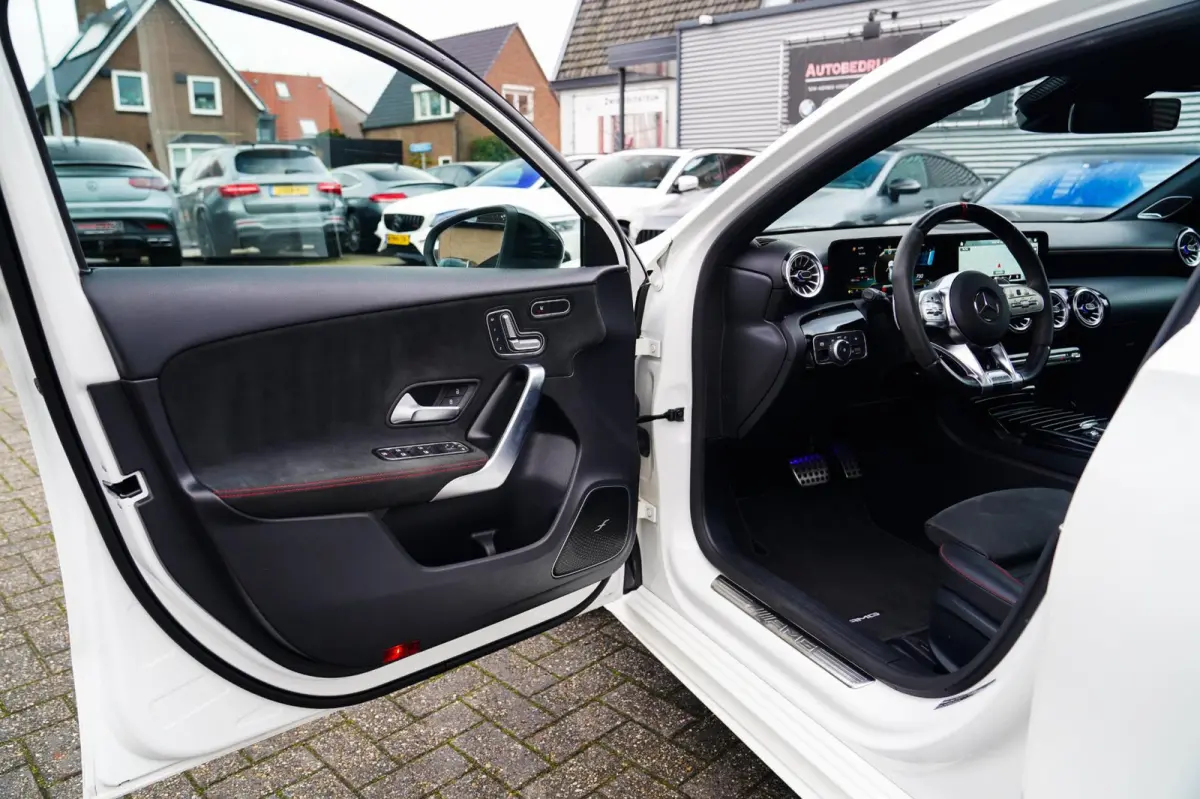 AMG 45 4MATIC+ Premium Plus | Panorama | Sterrenhemel | Sport uitlaat | Burmester | Luxe leder/Alcantara |