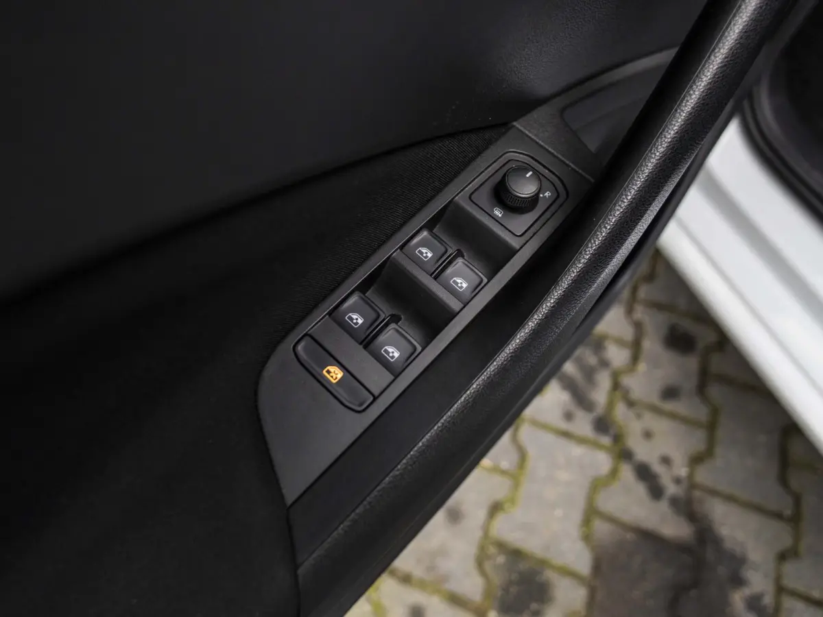 1.5 TSI Sport Business wegklapbare trekhaak, stoelverwarming, all-season banden