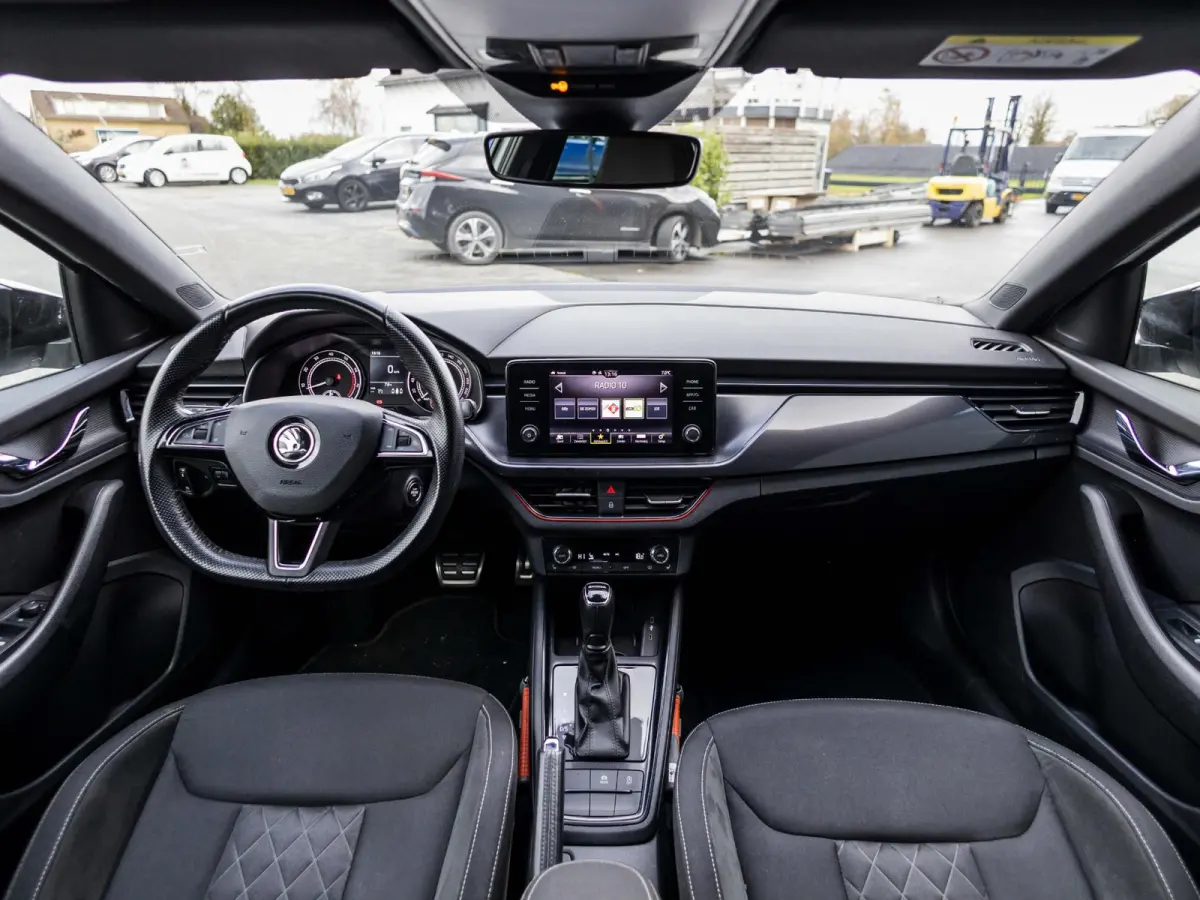 1.5 TSI Sport Business wegklapbare trekhaak, stoelverwarming, all-season banden