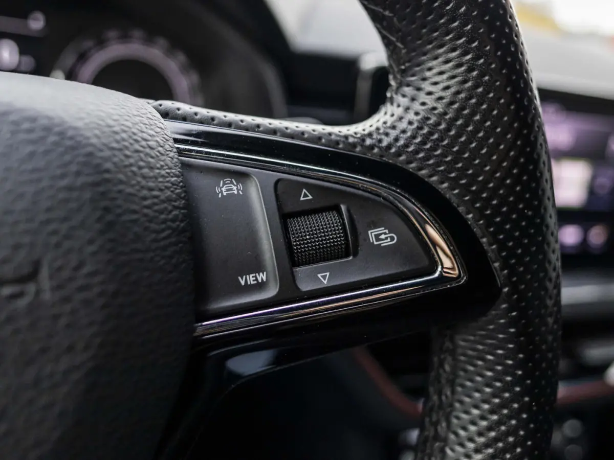 1.5 TSI Sport Business wegklapbare trekhaak, stoelverwarming, all-season banden