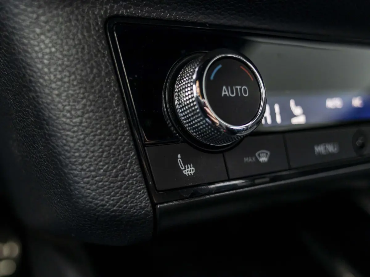 1.5 TSI Sport Business wegklapbare trekhaak, stoelverwarming, all-season banden