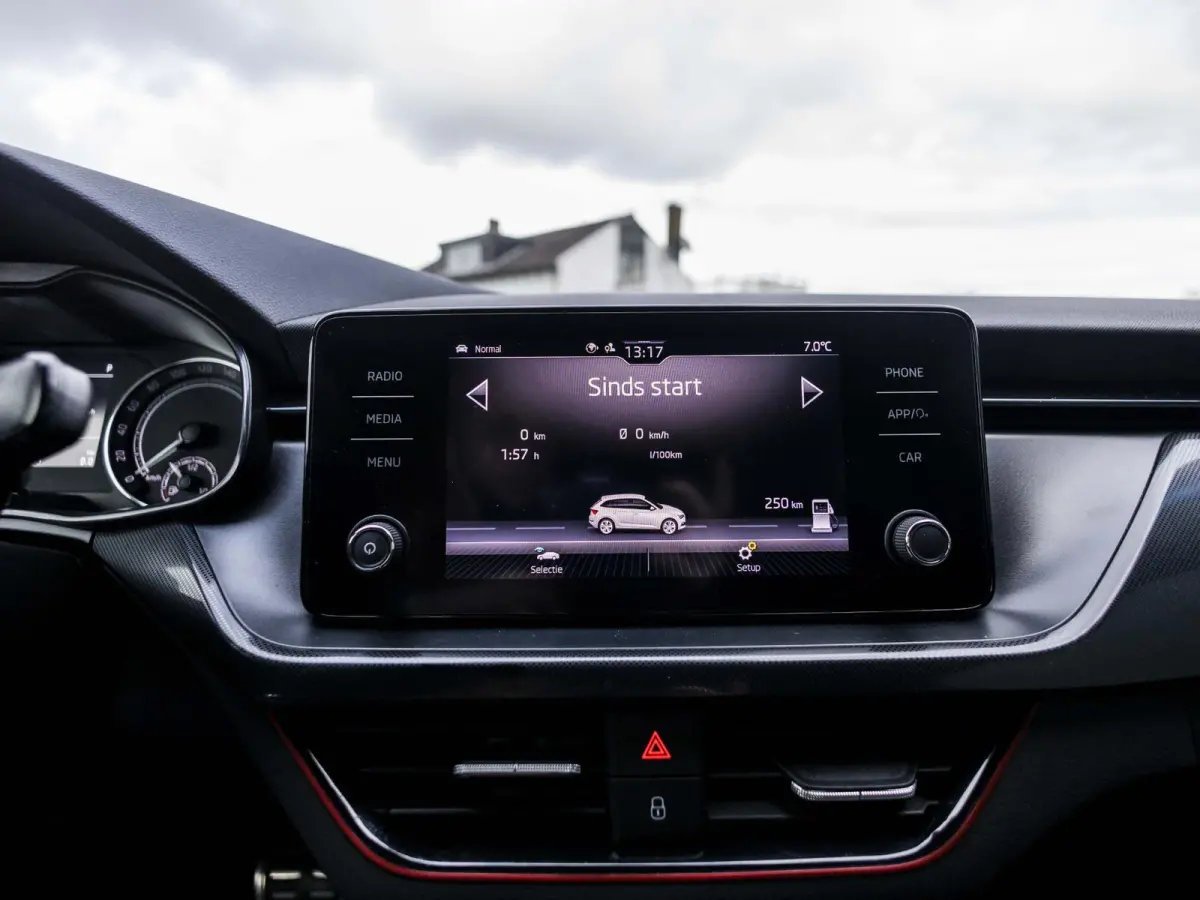 1.5 TSI Sport Business wegklapbare trekhaak, stoelverwarming, all-season banden