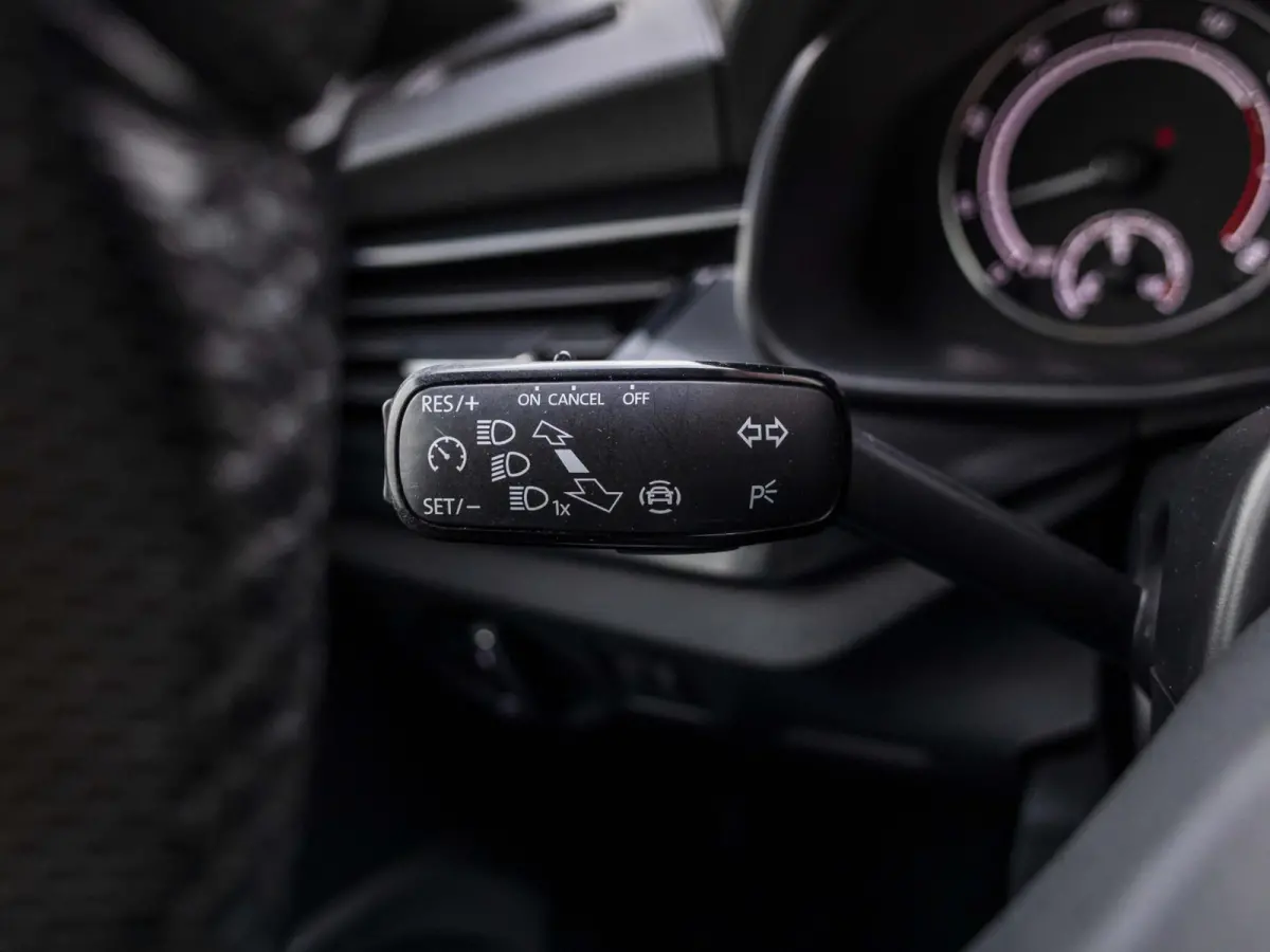 1.5 TSI Sport Business wegklapbare trekhaak, stoelverwarming, all-season banden