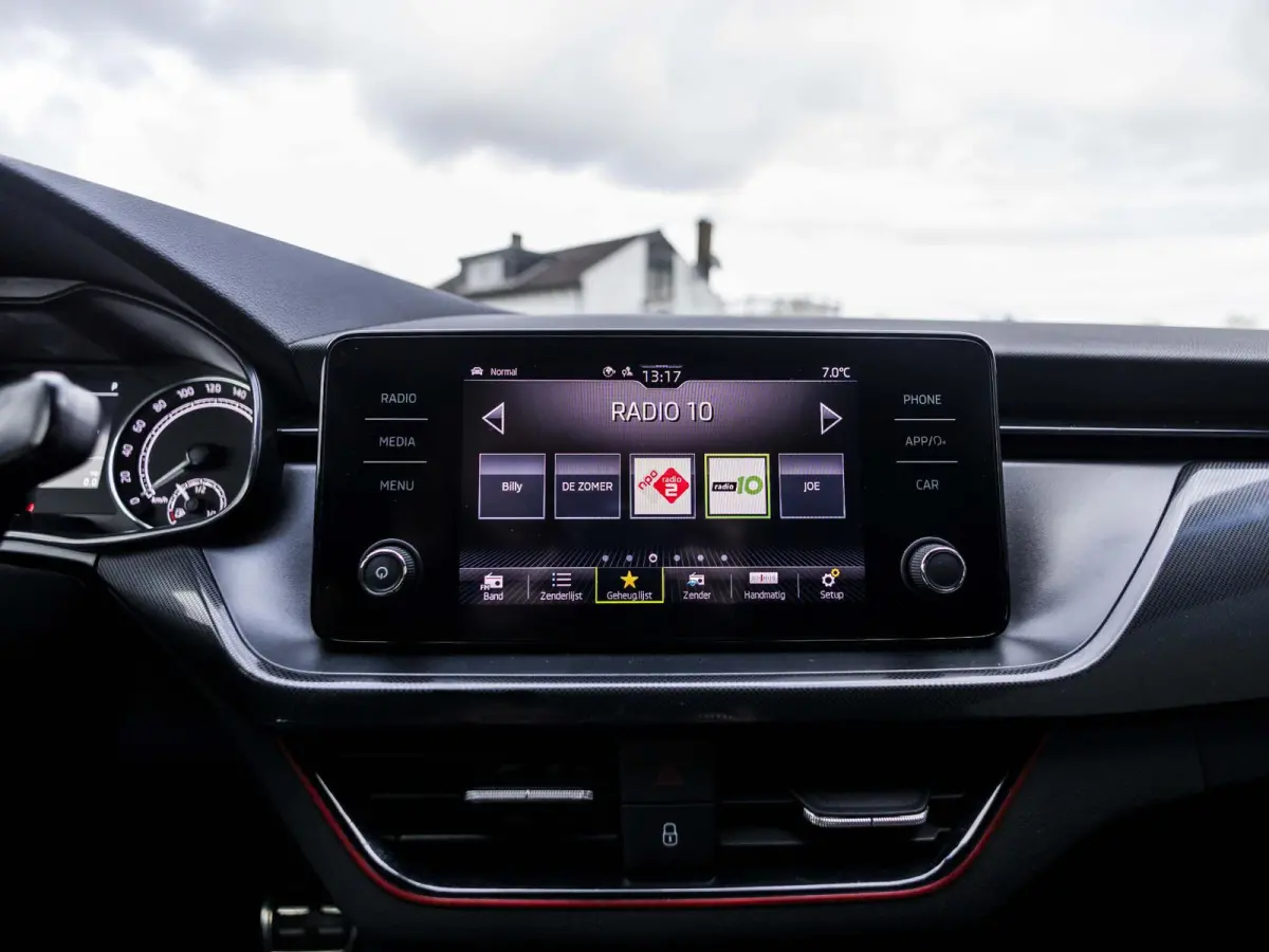 1.5 TSI Sport Business wegklapbare trekhaak, stoelverwarming, all-season banden