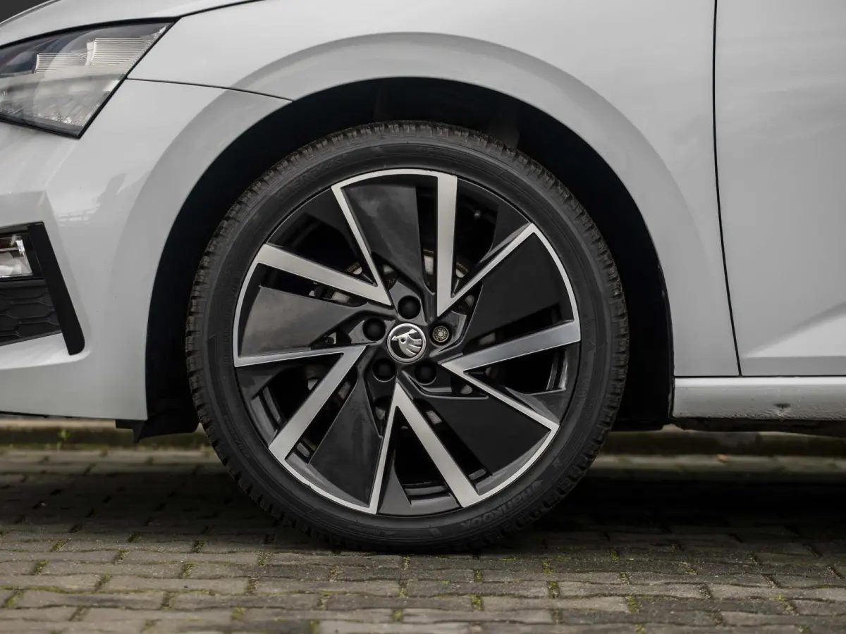 1.5 TSI Sport Business wegklapbare trekhaak, stoelverwarming, all-season banden