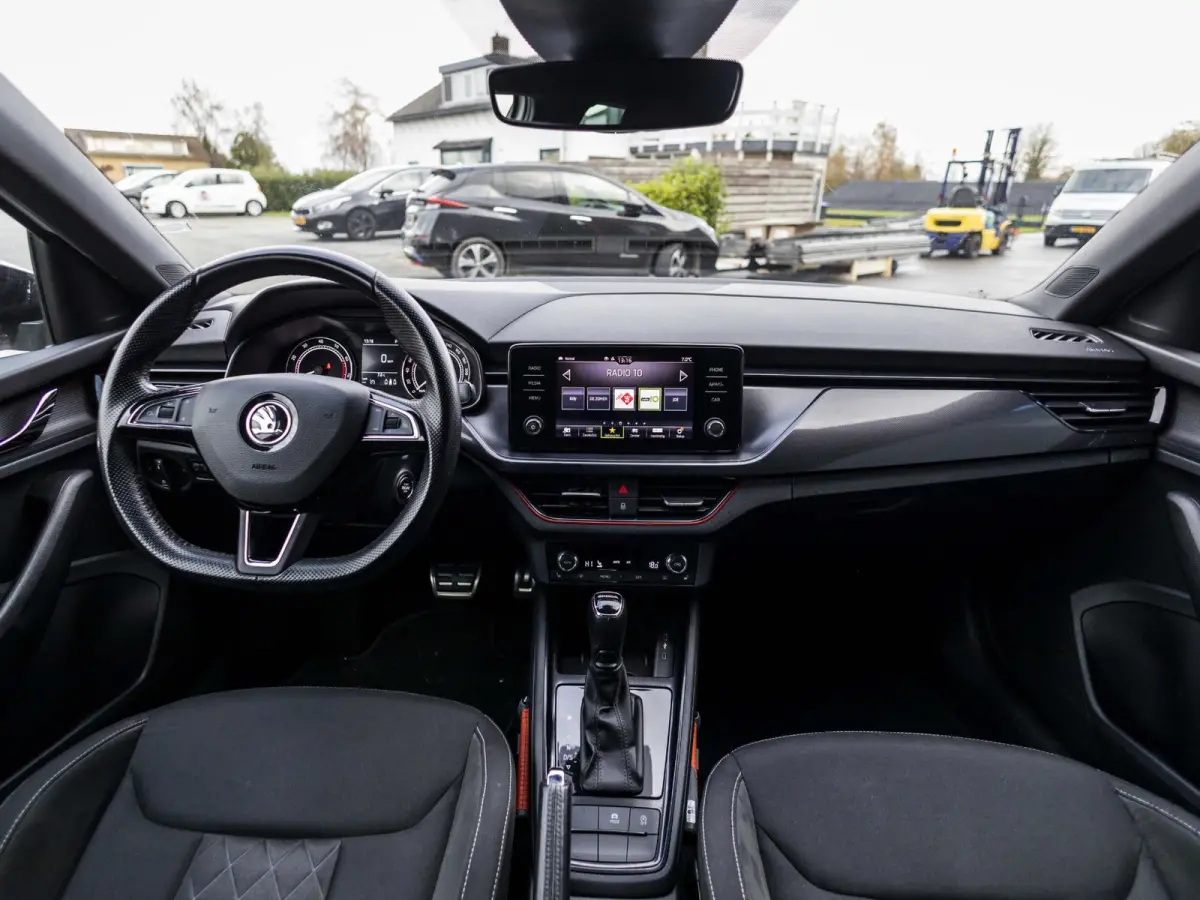 1.5 TSI Sport Business wegklapbare trekhaak, stoelverwarming, all-season banden